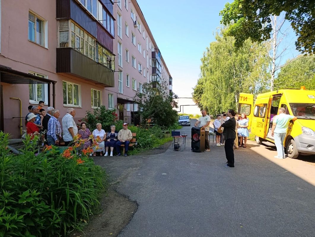 За день до Дня семьи, любви и верности воспитанники из Щигровского центра соццпомощи семье и детям «Импульс» устроили настоящий сюрприз для тех, кто знает секрет долгого счастья За день до Дня семьи, любви и верности воспитанники из Щигровского центра соццпомощи семье и детям «Импульс» устроили настоящий сюрприз для тех, кто знает секрет долгого счастья