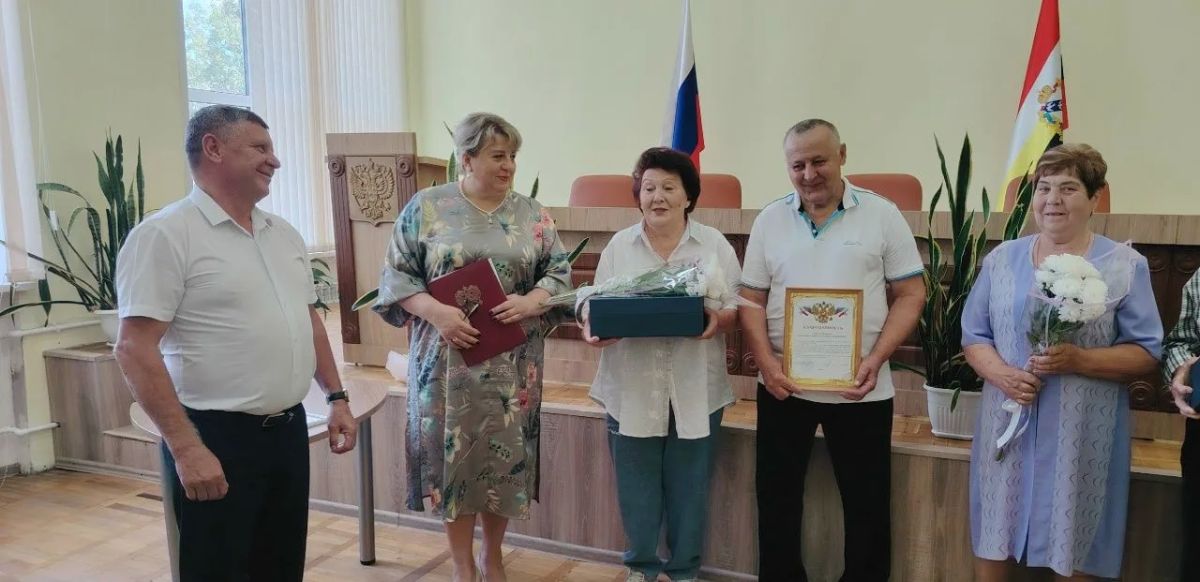 Накануне праздника - День семьи, любви и верности в администрации района чествовали семейные пары, прожившие в браке 55 и 50 лет Накануне праздника - День семьи, любви и верности в администрации района чествовали семейные пары, прожившие в браке 55 и 50 лет