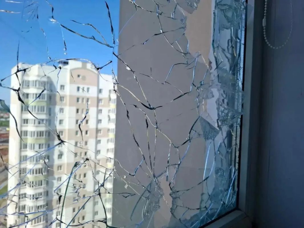 В Курске ударами БПЛА повреждены 16 автомобилей, семь квартир и пять частных домов В Курске ударами БПЛА повреждены 16 автомобилей, семь квартир и пять частных домов