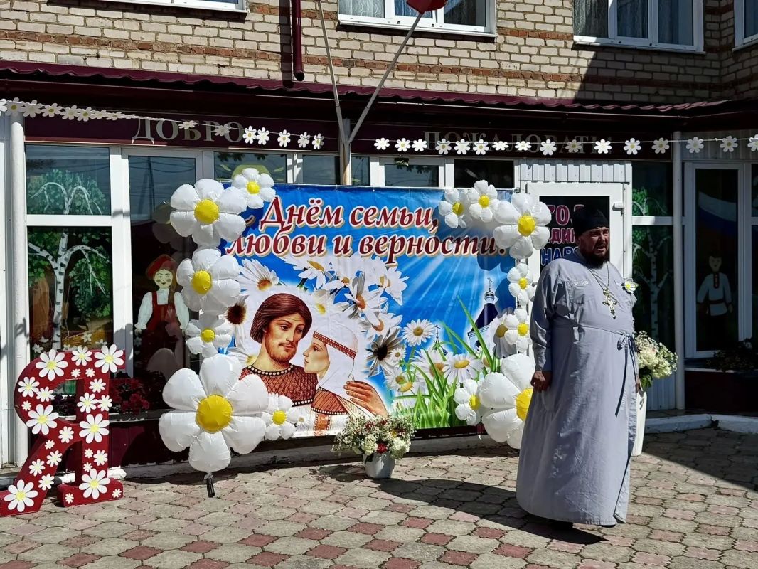 Ежегодно 8 июля в России отмечается самый трогательный и душевный праздник - День семьи, любви и верности! Ежегодно 8 июля в России отмечается самый трогательный и душевный праздник - День семьи, любви и верности!