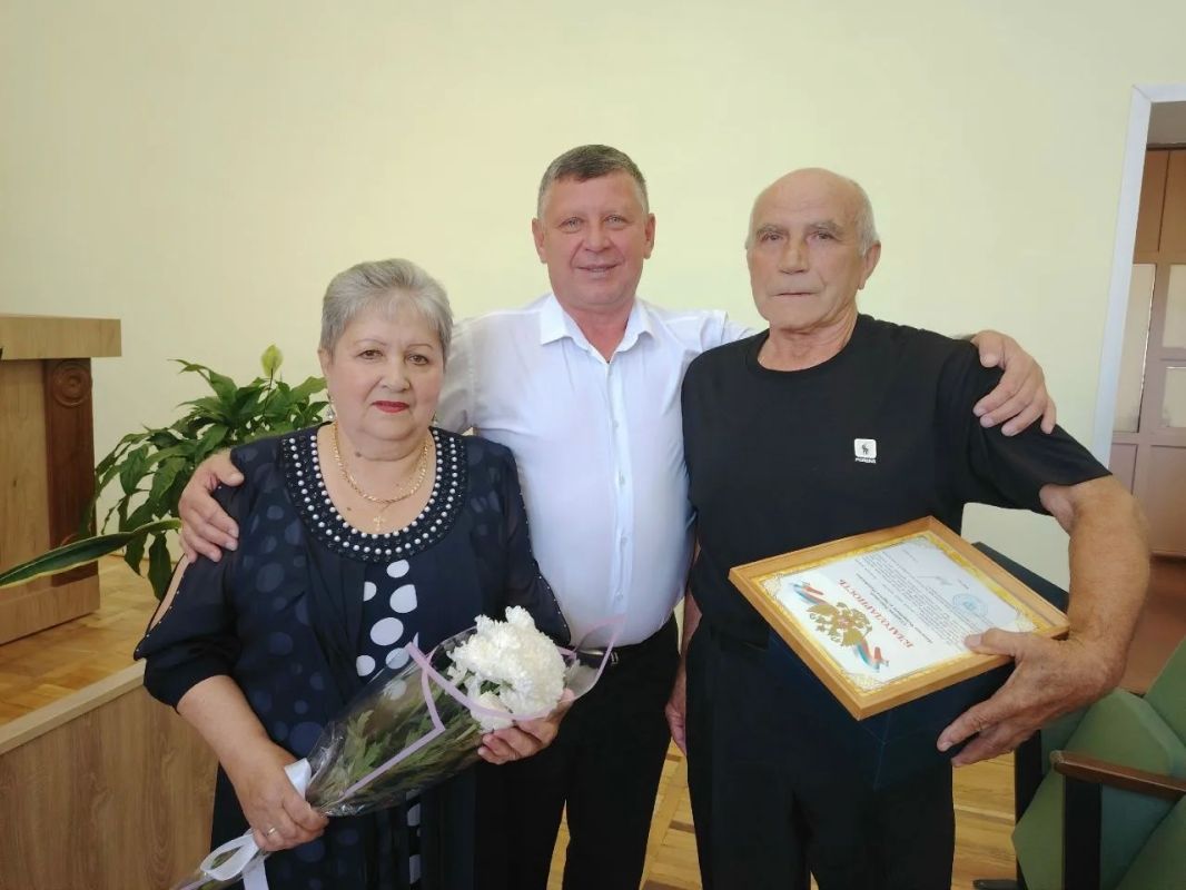 Накануне праздника - День семьи, любви и верности в администрации района чествовали семейные пары, прожившие в браке 55 и 50 лет Накануне праздника - День семьи, любви и верности в администрации района чествовали семейные пары, прожившие в браке 55 и 50 лет
