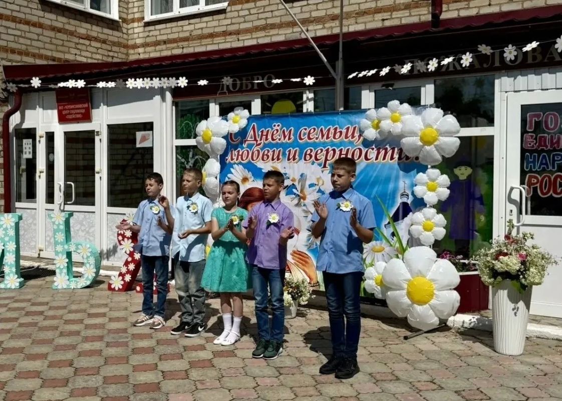 Ежегодно 8 июля в России отмечается самый трогательный и душевный праздник - День семьи, любви и верности! Ежегодно 8 июля в России отмечается самый трогательный и душевный праздник - День семьи, любви и верности!