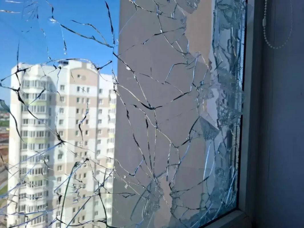 В Курске в ходе ночной атаки БПЛА: повреждены 16 автомобилей и 7 квартир