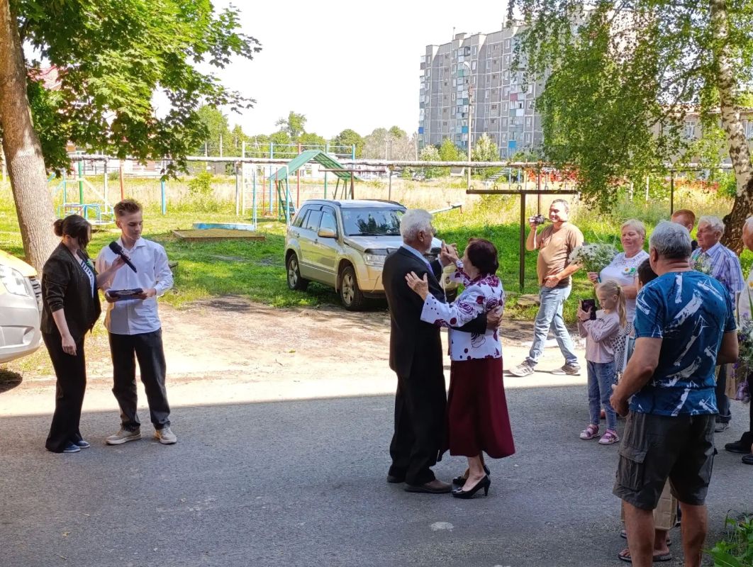 За день до Дня семьи, любви и верности воспитанники из Щигровского центра соццпомощи семье и детям «Импульс» устроили настоящий сюрприз для тех, кто знает секрет долгого счастья За день до Дня семьи, любви и верности воспитанники из Щигровского центра соццпомощи семье и детям «Импульс» устроили настоящий сюрприз для тех, кто знает секрет долгого счастья