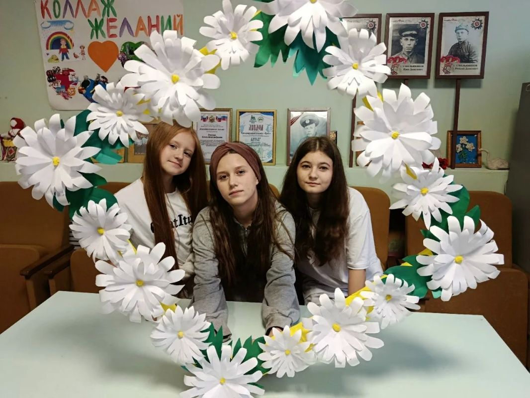 В Большежировском СДК прошла фотоакция "Ромашковое счастье", приуроченная ко Дню семьи, любви и верности В Большежировском СДК прошла фотоакция "Ромашковое счастье", приуроченная ко Дню семьи, любви и верности