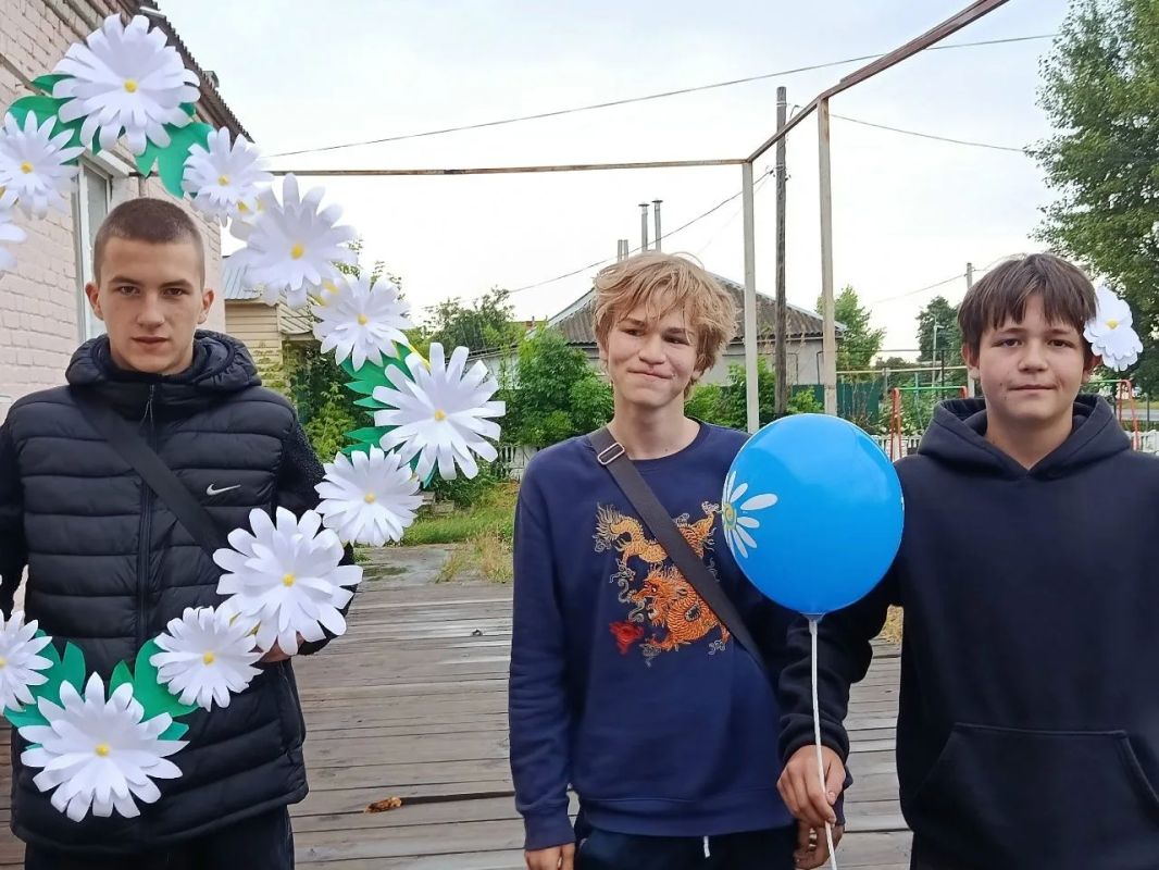 В Большежировском СДК прошла фотоакция "Ромашковое счастье", приуроченная ко Дню семьи, любви и верности В Большежировском СДК прошла фотоакция "Ромашковое счастье", приуроченная ко Дню семьи, любви и верности
