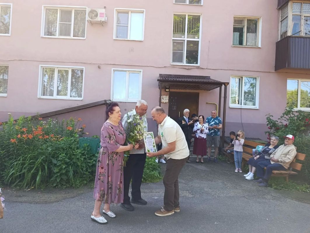За день до Дня семьи, любви и верности воспитанники из Щигровского центра соццпомощи семье и детям «Импульс» устроили настоящий сюрприз для тех, кто знает секрет долгого счастья За день до Дня семьи, любви и верности воспитанники из Щигровского центра соццпомощи семье и детям «Импульс» устроили настоящий сюрприз для тех, кто знает секрет долгого счастья