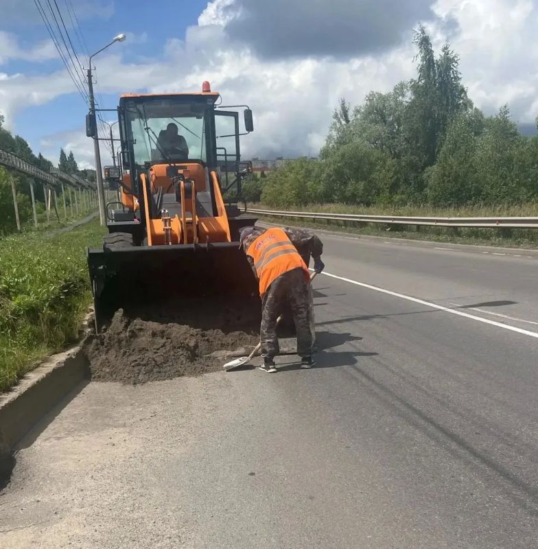 Городская коммунальная служба системно ведёт работы по содержанию в чистоте городских территорий Городская коммунальная служба системно ведёт работы по содержанию в чистоте городских территорий