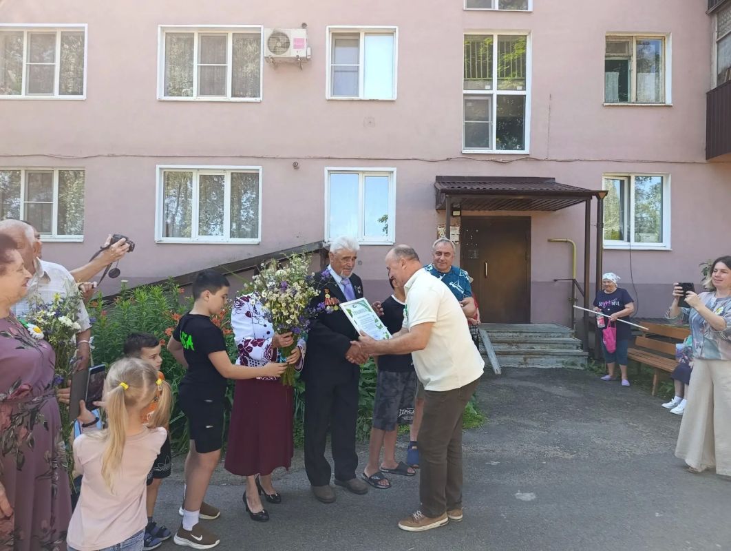За день до Дня семьи, любви и верности воспитанники из Щигровского центра соццпомощи семье и детям «Импульс» устроили настоящий сюрприз для тех, кто знает секрет долгого счастья За день до Дня семьи, любви и верности воспитанники из Щигровского центра соццпомощи семье и детям «Импульс» устроили настоящий сюрприз для тех, кто знает секрет долгого счастья