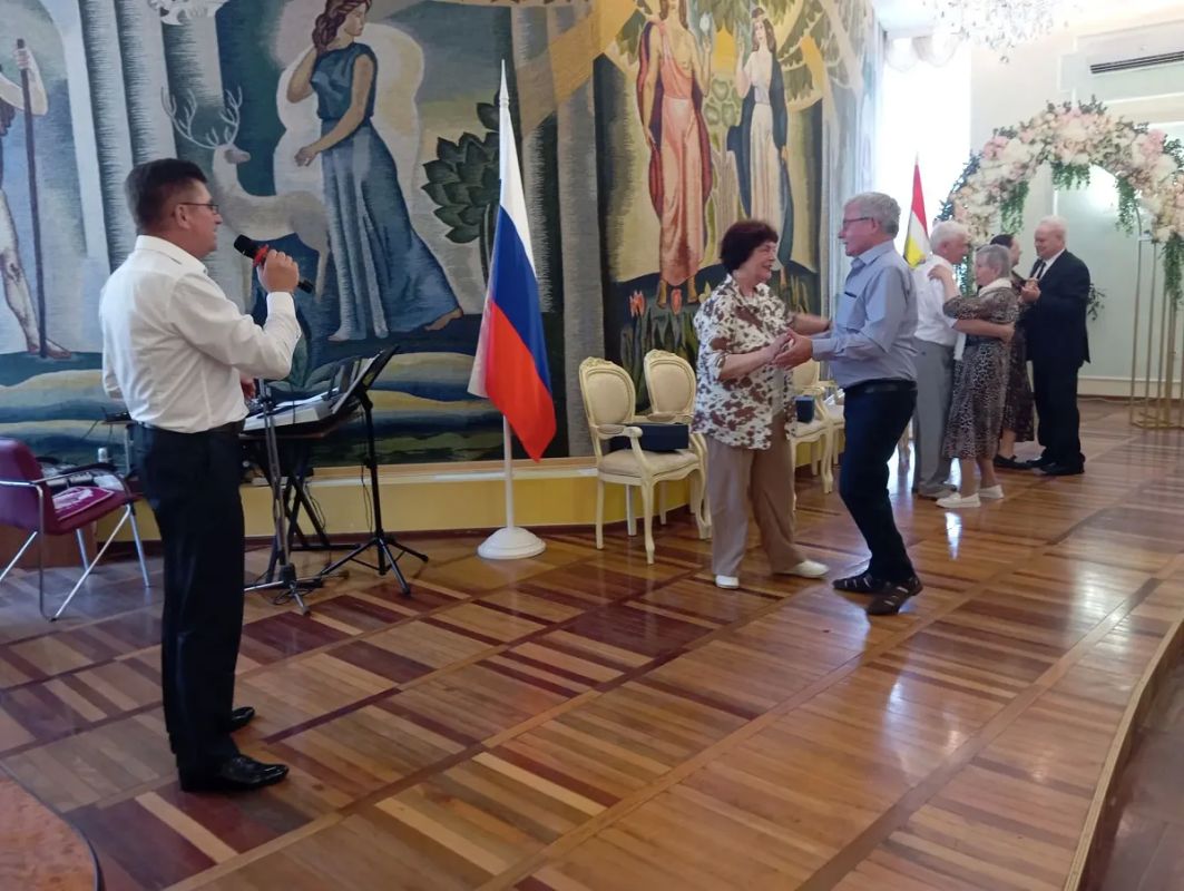 С Днём семьи, любви и верности! С Днём семьи, любви и верности!