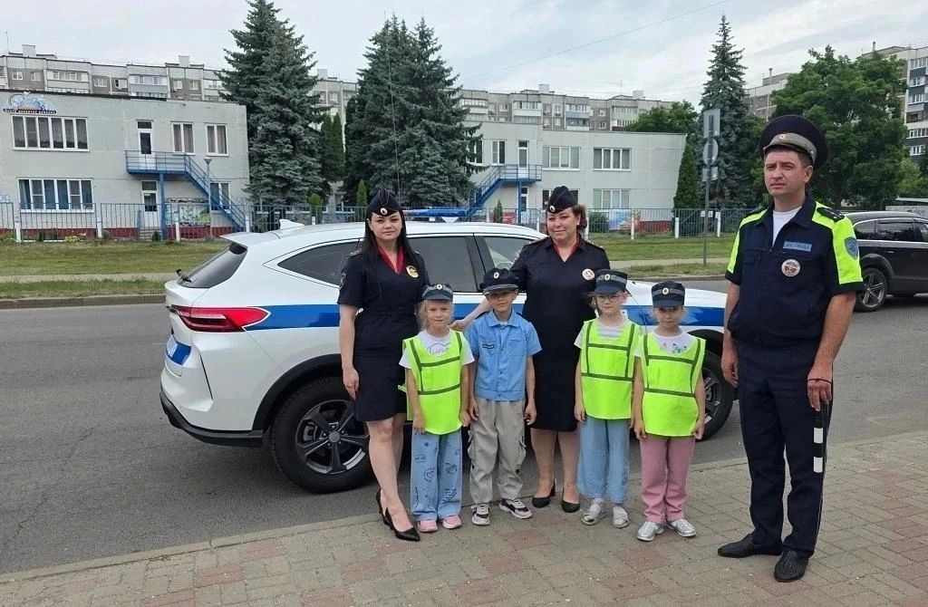 Курские дошколята вместе с сотрудниками ГАИ напомнили автомобилистам о правилах дорожного движения Курские дошколята вместе с сотрудниками ГАИ напомнили автомобилистам о правилах дорожного движения