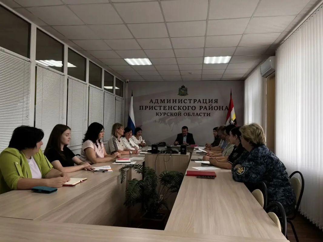 Сегодня в Администрации Пристенского района состоялось заседание комиссии по делам несовершеннолетних и защите их прав