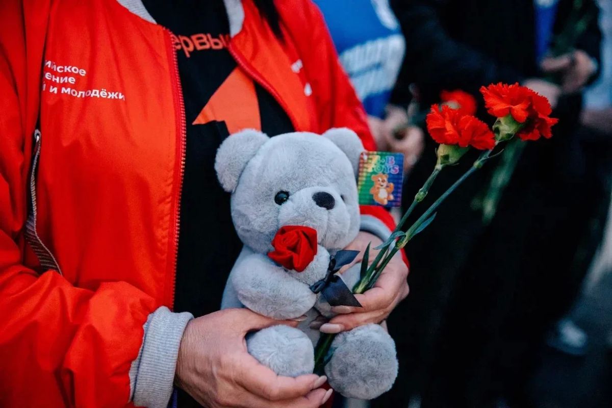 Александр Хинштейн: Ровно год назад поздним вечером 8 июля укронацисты нанесли удар по пляжу в центре Курска, унеся жизни 4 человек, в том числе пятилетнего Толи Минашкина Александр Хинштейн: Ровно год назад поздним вечером 8 июля укронацисты нанесли удар по пляжу в центре Курска, унеся жизни 4 человек, в том числе пятилетнего Толи Минашкина