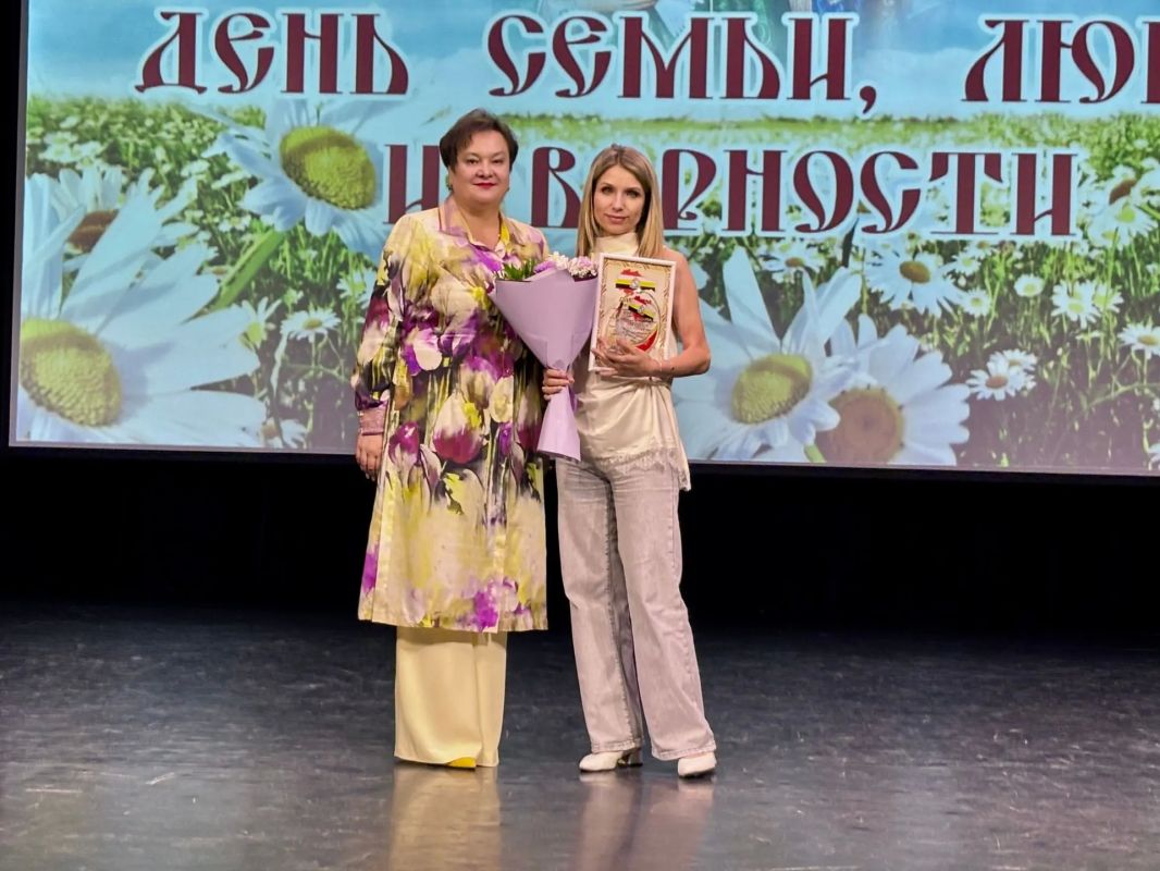 В рамках торжественного мероприятия, приуроченного ко Дню семьи любви и верности, министр соцобеспечения Татьяна Сукновалова наградила победителей областного конкурса «С заботой о людях» из числа руководителей предприятий... В рамках торжественного мероприятия, приуроченного ко Дню семьи любви и верности, министр соцобеспечения Татьяна Сукновалова наградила победителей областного конкурса «С заботой о людях» из числа руководителей предприятий...