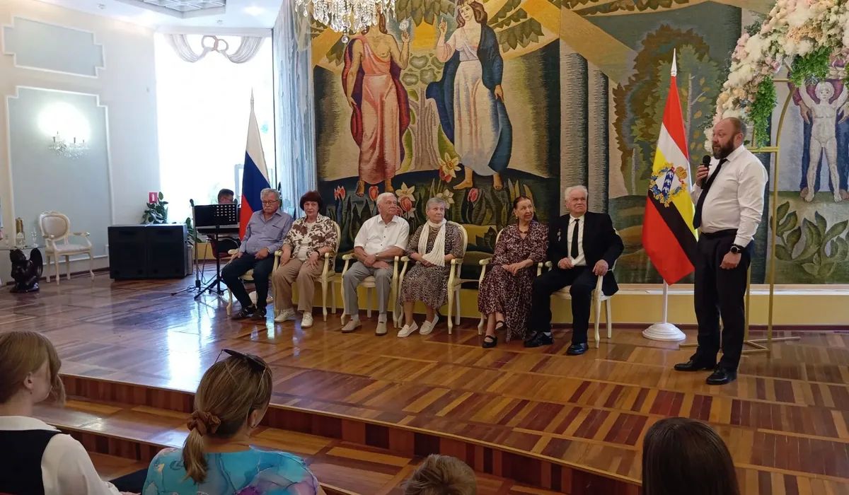 С Днём семьи, любви и верности! С Днём семьи, любви и верности!