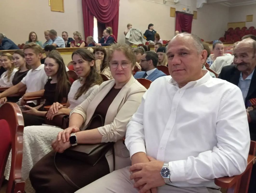 В Курске 10 семьям вручили госнаграды В Курске 10 семьям вручили госнаграды