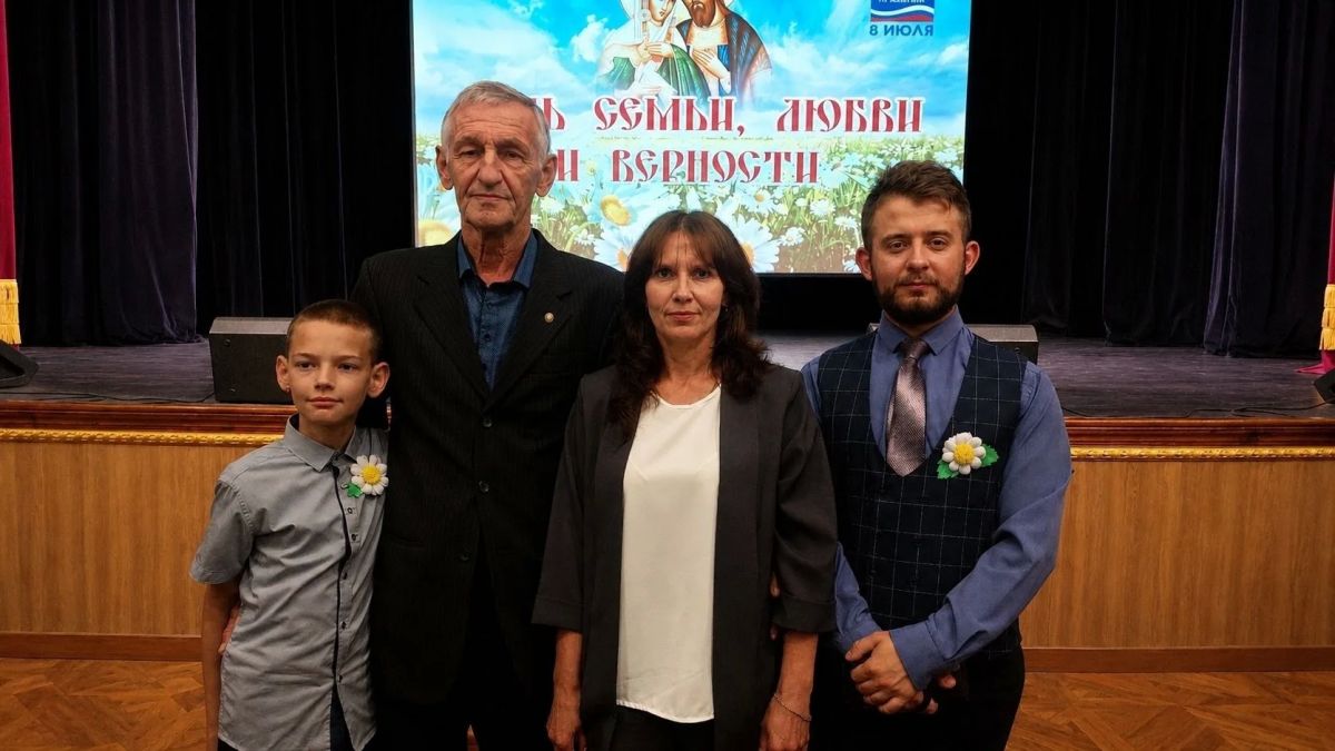 «Чужих детей не бывает, если любить их как своих»: курская семья получила награду за воспитание восьмерых детей