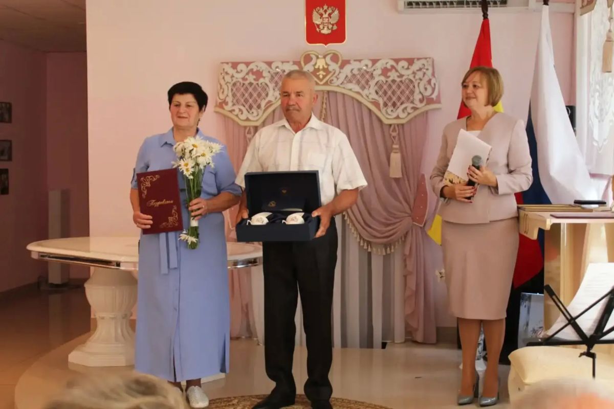 Тепло сердец: Золотухинский район отметил День семьи, любви и верности! Тепло сердец: Золотухинский район отметил День семьи, любви и верности!