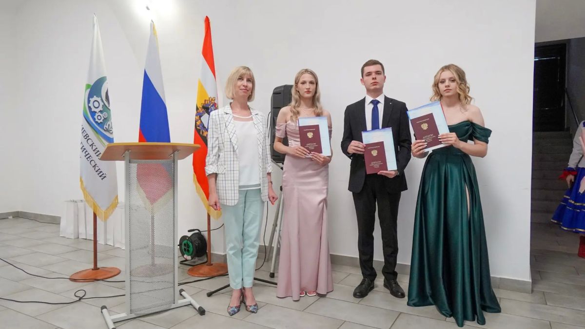 В Дмитриевском агротехнологическом колледже вручили дипломы 170 молодым специалистам В Дмитриевском агротехнологическом колледже вручили дипломы 170 молодым специалистам
