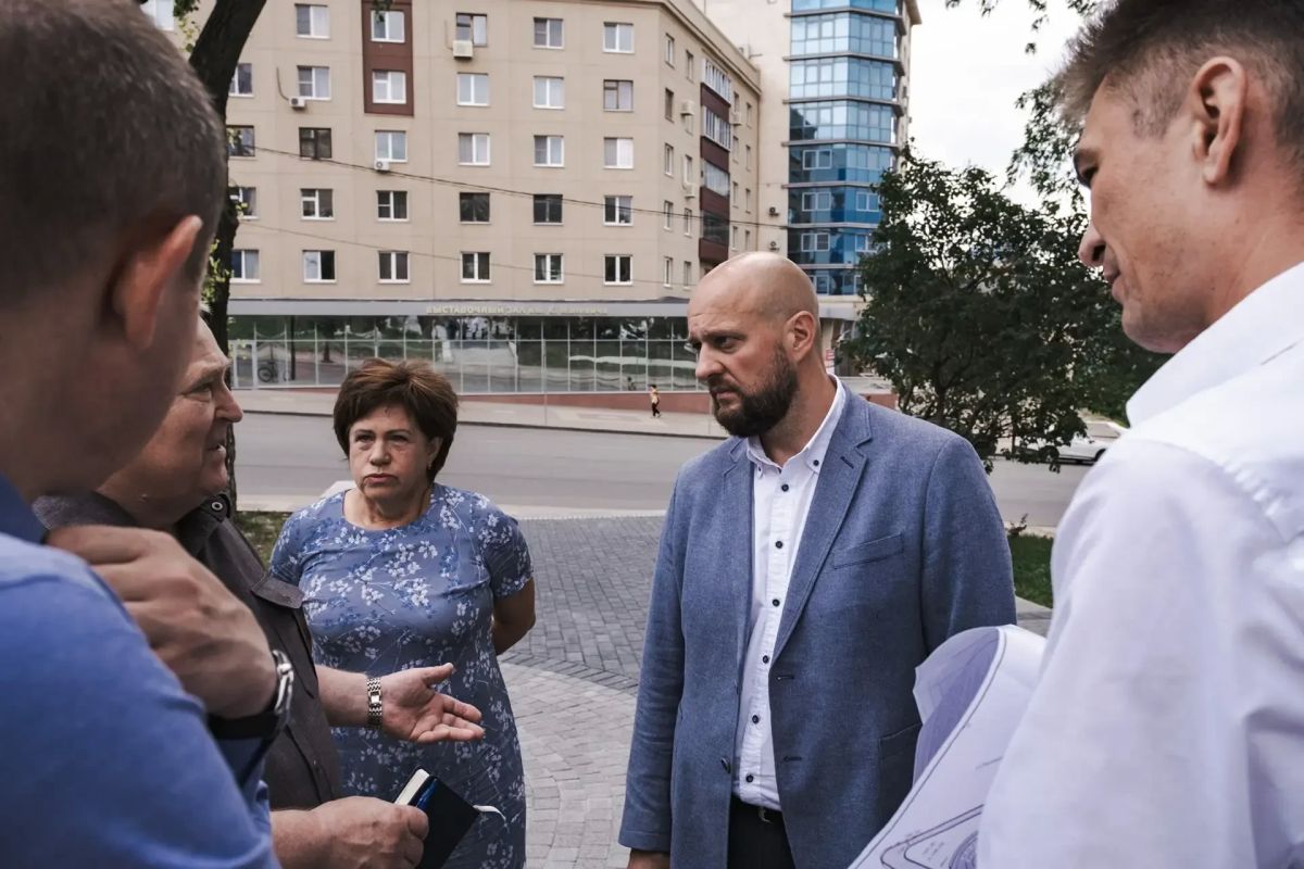 Евгений Маслов раскритиковал подрядчика за срыв совещания в сквере «Спутник»