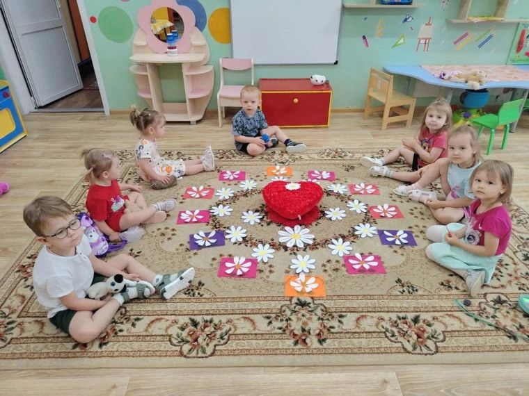 В детском саду5" Соловушка ", прошёл праздник, посвящённый Дню семьи, любви и верности, на котором говорили о том, что такое "семья" В детском саду5" Соловушка ", прошёл праздник, посвящённый Дню семьи, любви и верности, на котором говорили о том, что такое "семья"