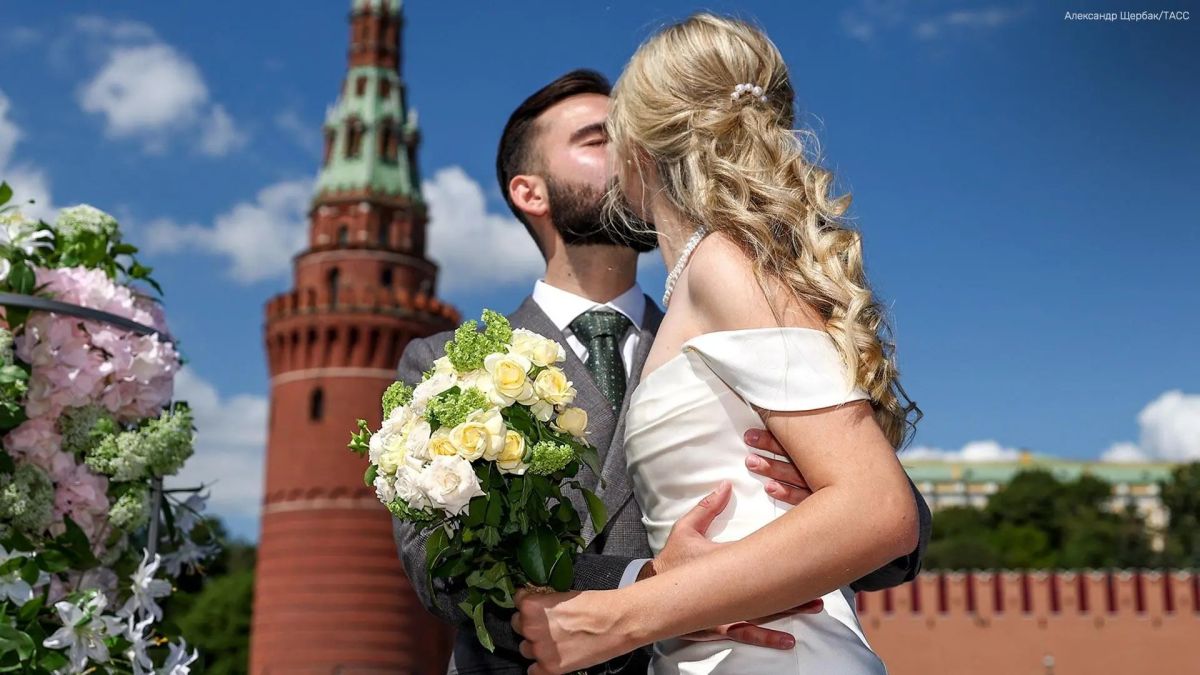 Сегодня в России празднуют День семьи, любви и верности!