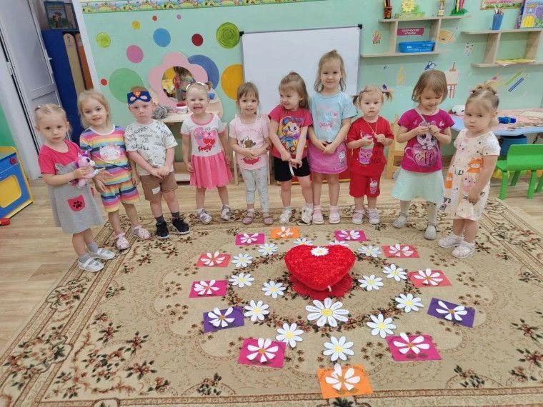 В детском саду5" Соловушка ", прошёл праздник, посвящённый Дню семьи, любви и верности, на котором говорили о том, что такое "семья" В детском саду5" Соловушка ", прошёл праздник, посвящённый Дню семьи, любви и верности, на котором говорили о том, что такое "семья"