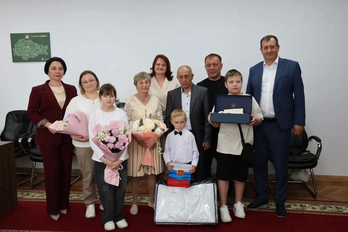 Уважаемые земляки!. Ежегодно в начале июля мы празднуем День семьи, любви и верности, приуроченный ко Дню памяти святых Петра и Февронии Уважаемые земляки!. Ежегодно в начале июля мы празднуем День семьи, любви и верности, приуроченный ко Дню памяти святых Петра и Февронии