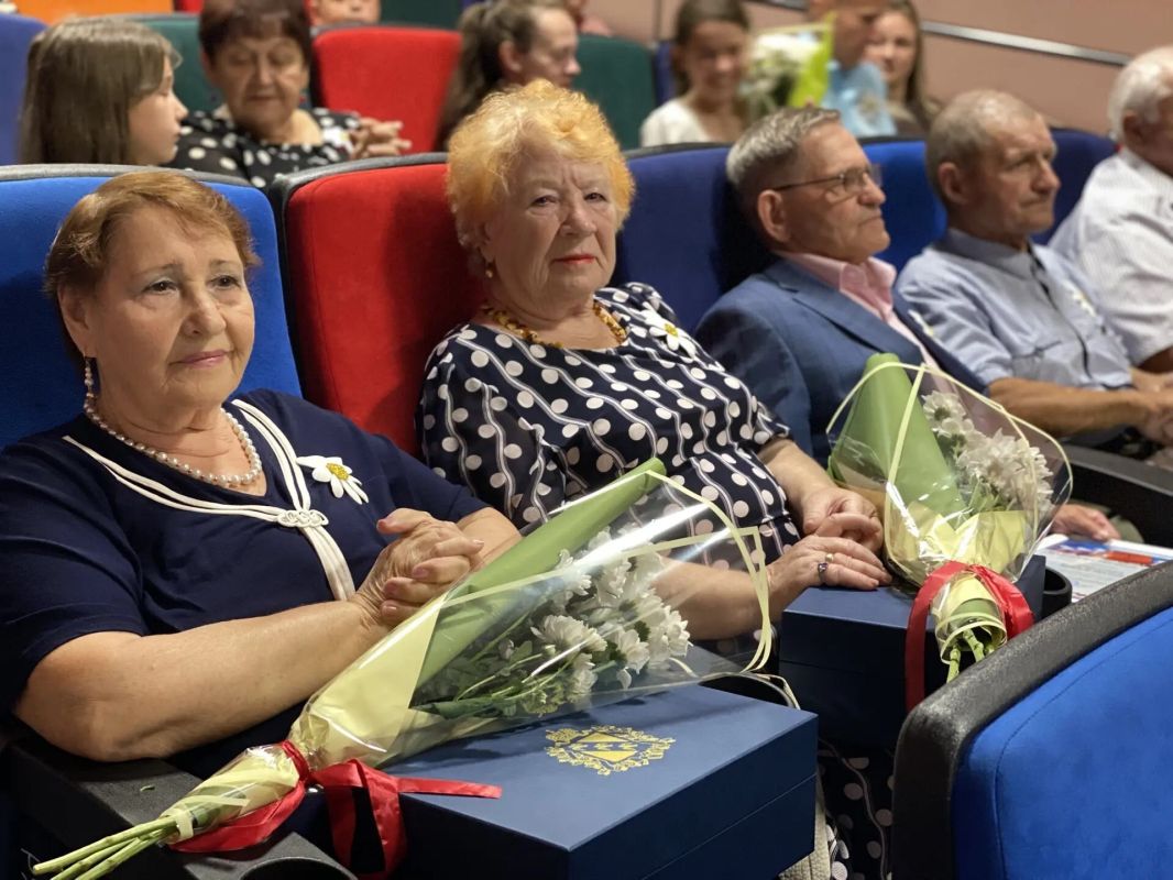 Сегодня на сцене ЦДК «Родина» состоялось торжественное мероприятие, посвященное празднованию Дня семьи, любви и верности Сегодня на сцене ЦДК «Родина» состоялось торжественное мероприятие, посвященное празднованию Дня семьи, любви и верности