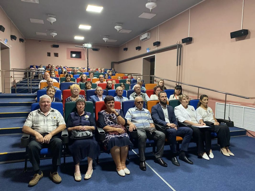Сегодня на сцене ЦДК «Родина» состоялось торжественное мероприятие, посвященное празднованию Дня семьи, любви и верности Сегодня на сцене ЦДК «Родина» состоялось торжественное мероприятие, посвященное празднованию Дня семьи, любви и верности