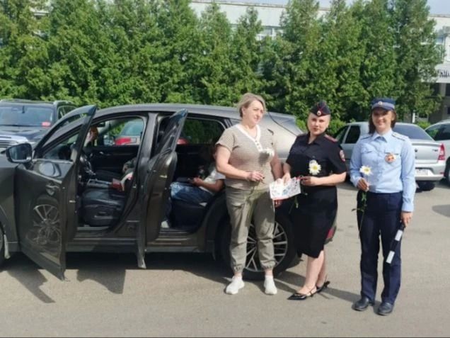 В честь Дня семьи, любви и верности Курчатовские Госавтоинспекторы напомнили водителям и пешеходам о важности соблюдения правил дорожного движения В честь Дня семьи, любви и верности Курчатовские Госавтоинспекторы напомнили водителям и пешеходам о важности соблюдения правил дорожного движения