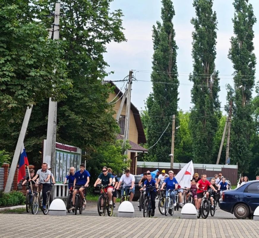 «Мы одна семья» - под таким названием вчера в Черемисиновском районе прошёл традиционный семейный велопробег, посвященный Дню семьи, любви и верности «Мы одна семья» - под таким названием вчера в Черемисиновском районе прошёл традиционный семейный велопробег, посвященный Дню семьи, любви и верности