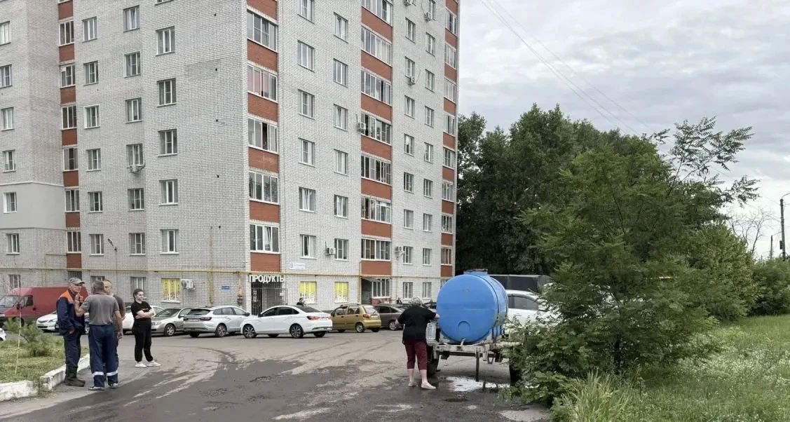 Как рассказали в комитете ЖКХ, на 1-й Агрегатной подрядчиком, производившим работы по реконструкции сети напорной канализации, была нарушена целостность трубы водопровода к жилым домам Как рассказали в комитете ЖКХ, на 1-й Агрегатной подрядчиком, производившим работы по реконструкции сети напорной канализации, была нарушена целостность трубы водопровода к жилым домам