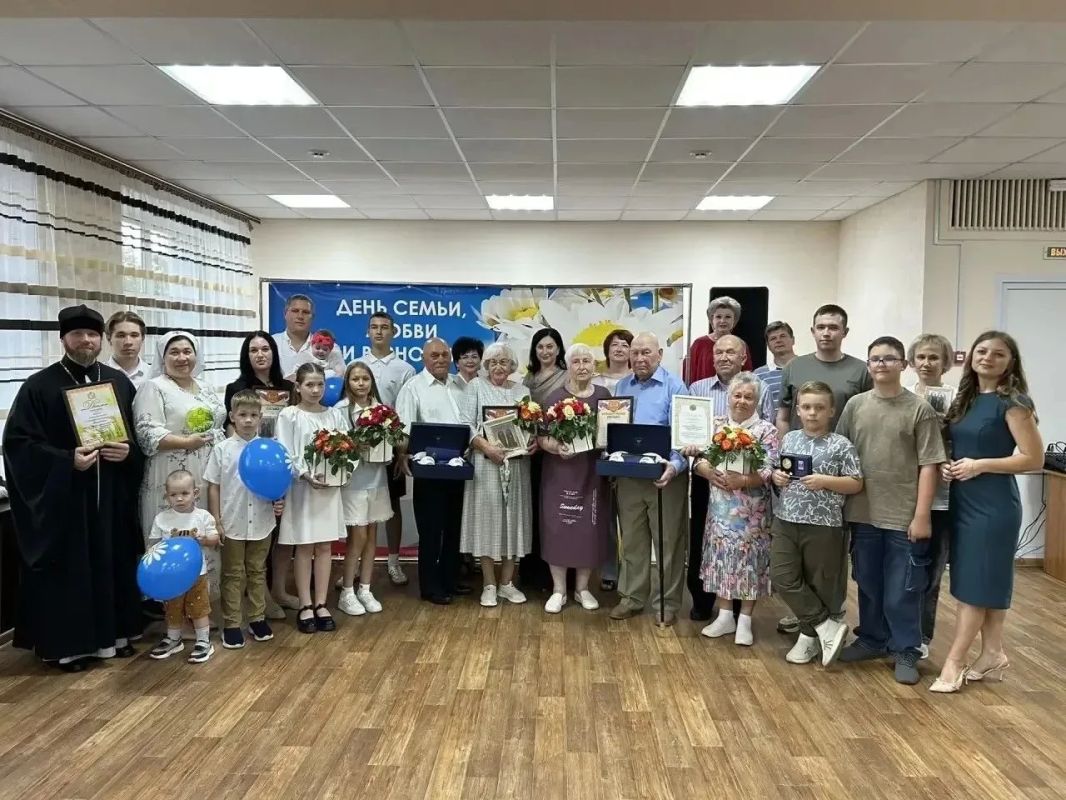 В День семьи, любви и верности чествовали супружеские пары, чьи долгие союзы стали олицетворением крепости семейных уз, взаимного уважения и преданности В День семьи, любви и верности чествовали супружеские пары, чьи долгие союзы стали олицетворением крепости семейных уз, взаимного уважения и преданности