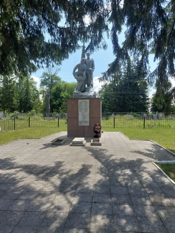 В селе Беседино Курского района завершили очередной этап благоустройства сквера у мемориала В селе Беседино Курского района завершили очередной этап благоустройства сквера у мемориала