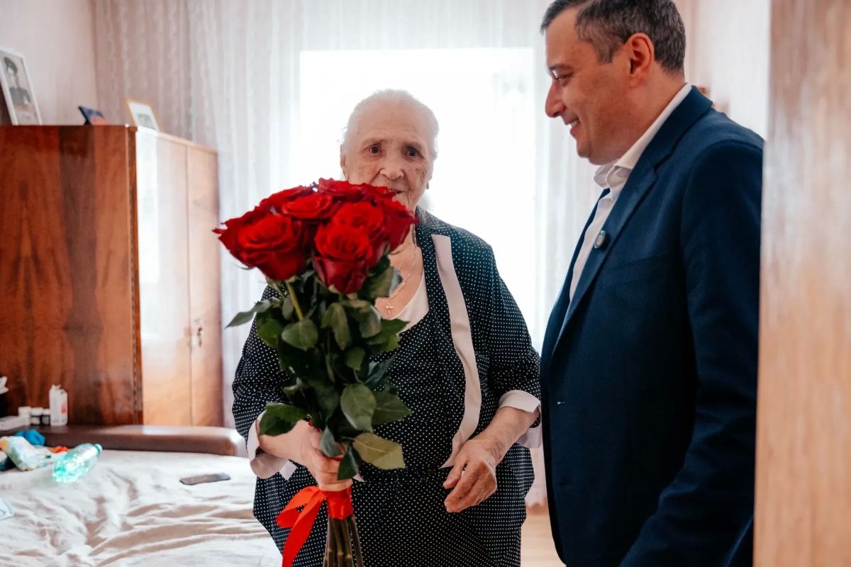 Александр Хинштейн поздравил со 101-летием фронтовика Надежду Есину