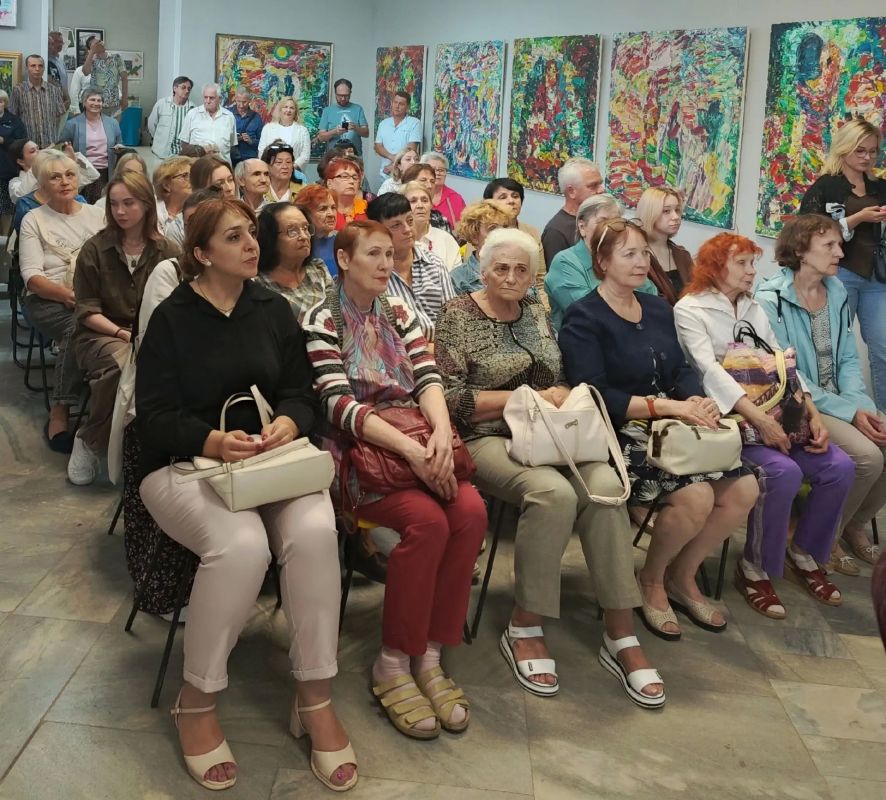Участники проекта «Курское долголетие» г. Курска побывали в выставочном зале им. К. Малевича на открытии персональной выставки Игоря Торшенко «Радость» Участники проекта «Курское долголетие» г. Курска побывали в выставочном зале им. К. Малевича на открытии персональной выставки Игоря Торшенко «Радость»