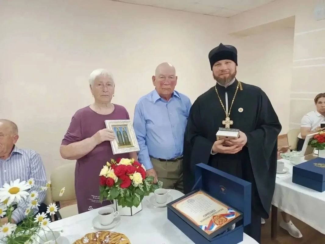 В День семьи, любви и верности чествовали супружеские пары, чьи долгие союзы стали олицетворением крепости семейных уз, взаимного уважения и преданности В День семьи, любви и верности чествовали супружеские пары, чьи долгие союзы стали олицетворением крепости семейных уз, взаимного уважения и преданности