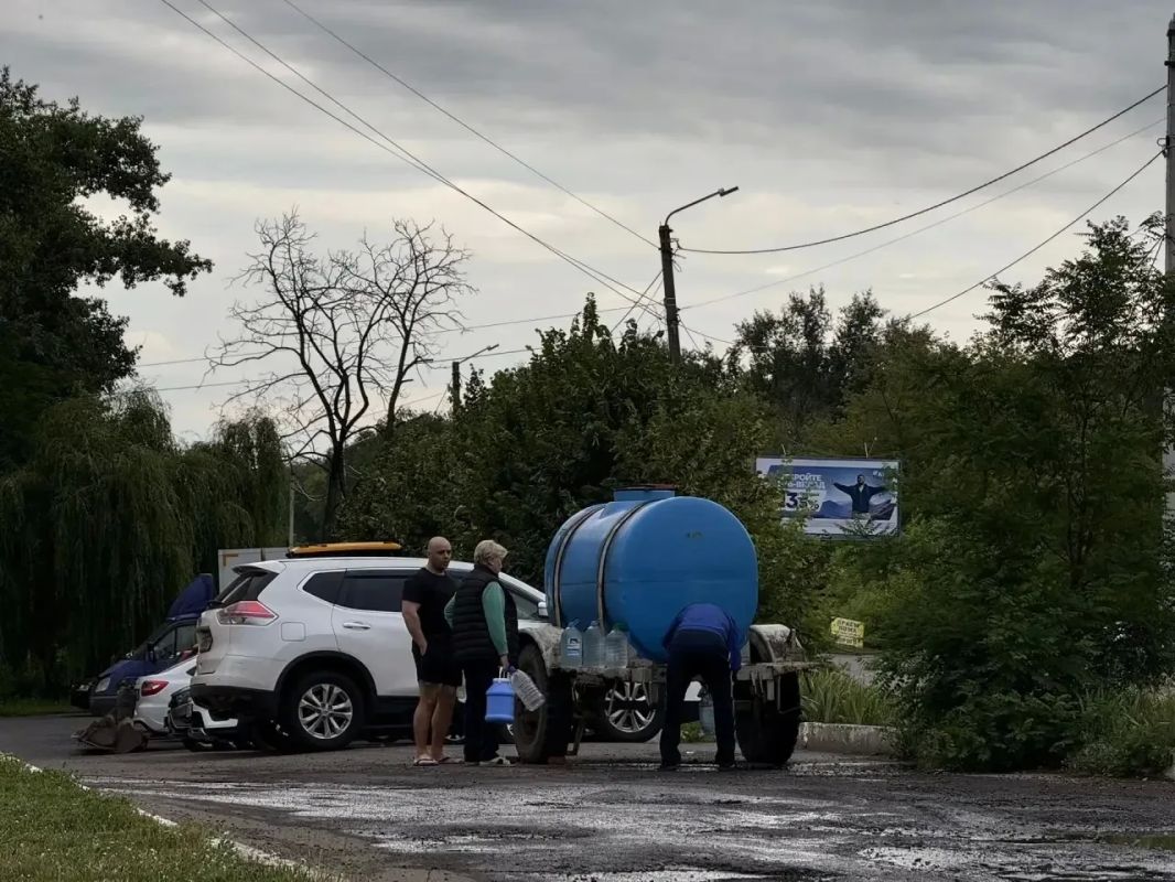 Как рассказали в комитете ЖКХ, на 1-й Агрегатной подрядчиком, производившим работы по реконструкции сети напорной канализации, была нарушена целостность трубы водопровода к жилым домам