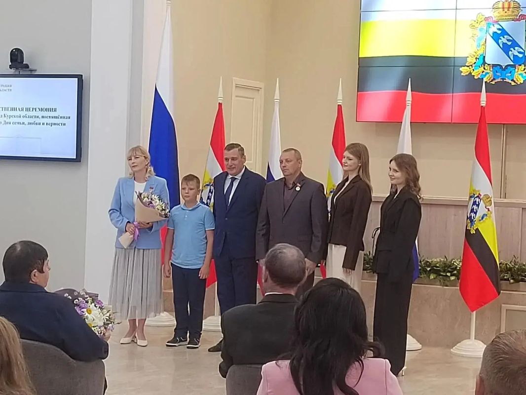 Александр Хинштейн наградил 16 курских семей ко Дню семьи, любви и верности Александр Хинштейн наградил 16 курских семей ко Дню семьи, любви и верности