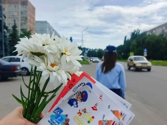 В честь Дня семьи, любви и верности Курчатовские Госавтоинспекторы напомнили водителям и пешеходам о важности соблюдения правил дорожного движения