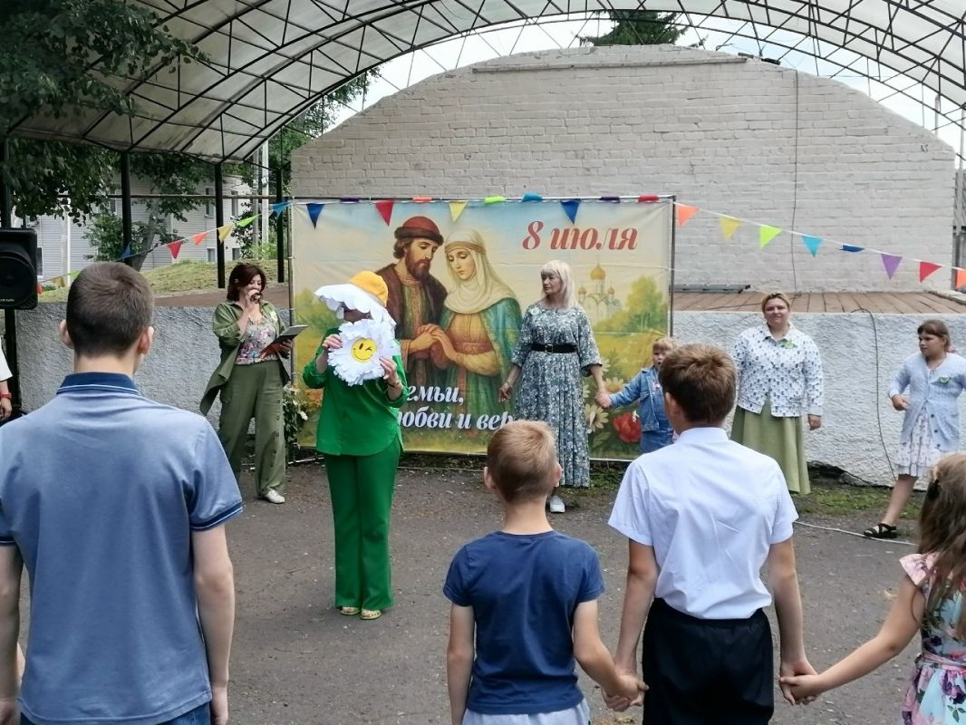 Замечательная, душевная программа, посвященная Дню семьи, любви и верности, объединившая родителей и детей совместным творчеством, прошла в Щигровском центре соцпомощи «Импульс» Замечательная, душевная программа, посвященная Дню семьи, любви и верности, объединившая родителей и детей совместным творчеством, прошла в Щигровском центре соцпомощи «Импульс»