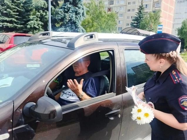 В честь Дня семьи, любви и верности Курчатовские Госавтоинспекторы напомнили водителям и пешеходам о важности соблюдения правил дорожного движения В честь Дня семьи, любви и верности Курчатовские Госавтоинспекторы напомнили водителям и пешеходам о важности соблюдения правил дорожного движения