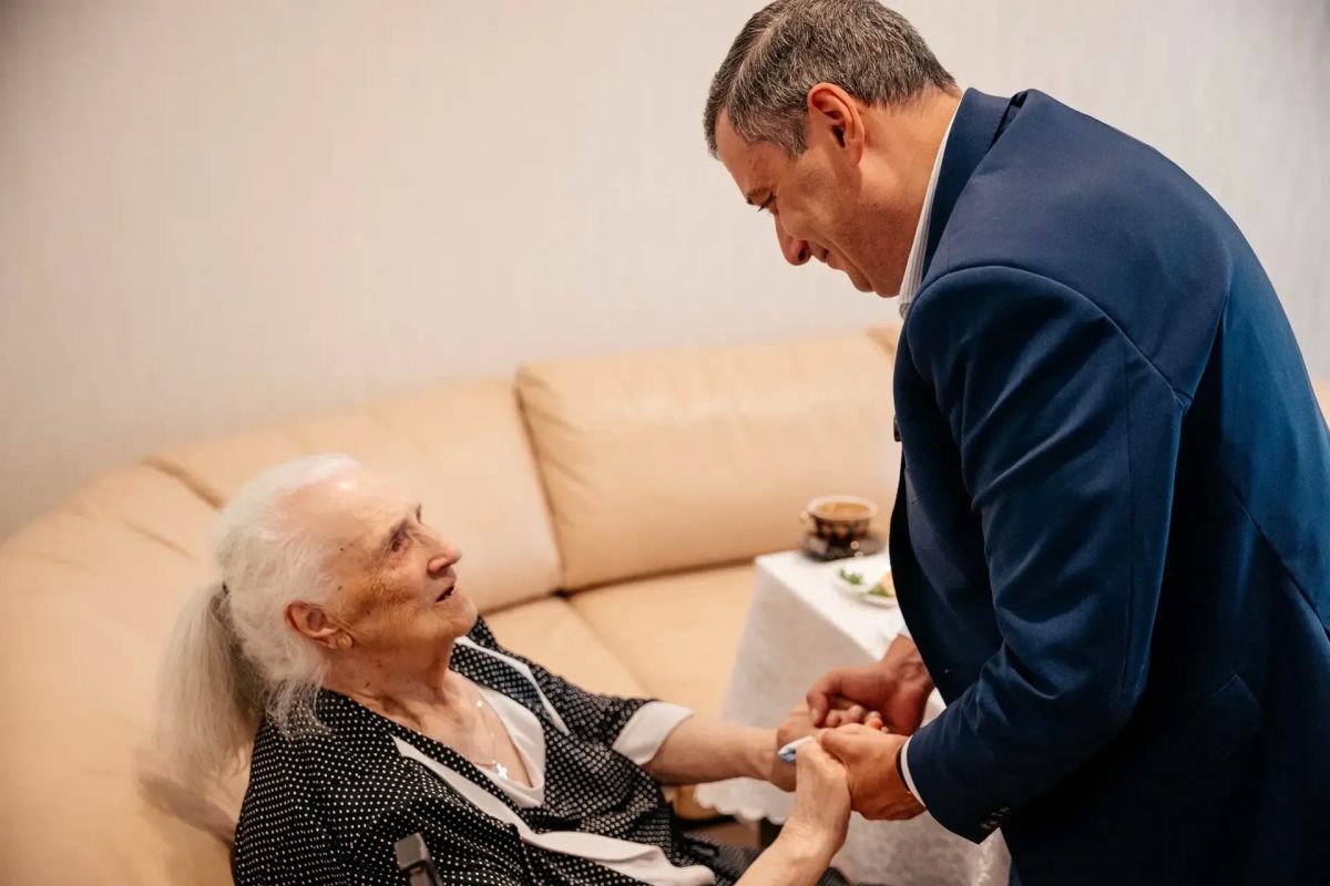 Александр Хинштейн поздравил со 101-летием фронтовика Надежду Есину Александр Хинштейн поздравил со 101-летием фронтовика Надежду Есину
