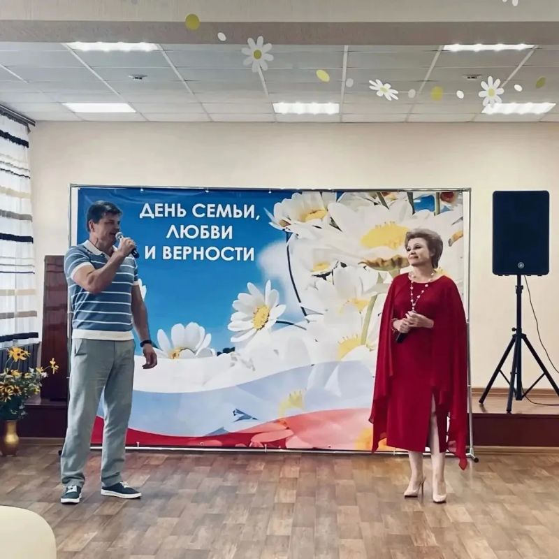 В День семьи, любви и верности чествовали супружеские пары, чьи долгие союзы стали олицетворением крепости семейных уз, взаимного уважения и преданности В День семьи, любви и верности чествовали супружеские пары, чьи долгие союзы стали олицетворением крепости семейных уз, взаимного уважения и преданности