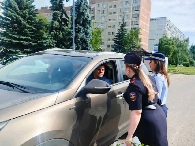В честь Дня семьи, любви и верности Курчатовские Госавтоинспекторы напомнили водителям и пешеходам о важности соблюдения правил дорожного движения В честь Дня семьи, любви и верности Курчатовские Госавтоинспекторы напомнили водителям и пешеходам о важности соблюдения правил дорожного движения