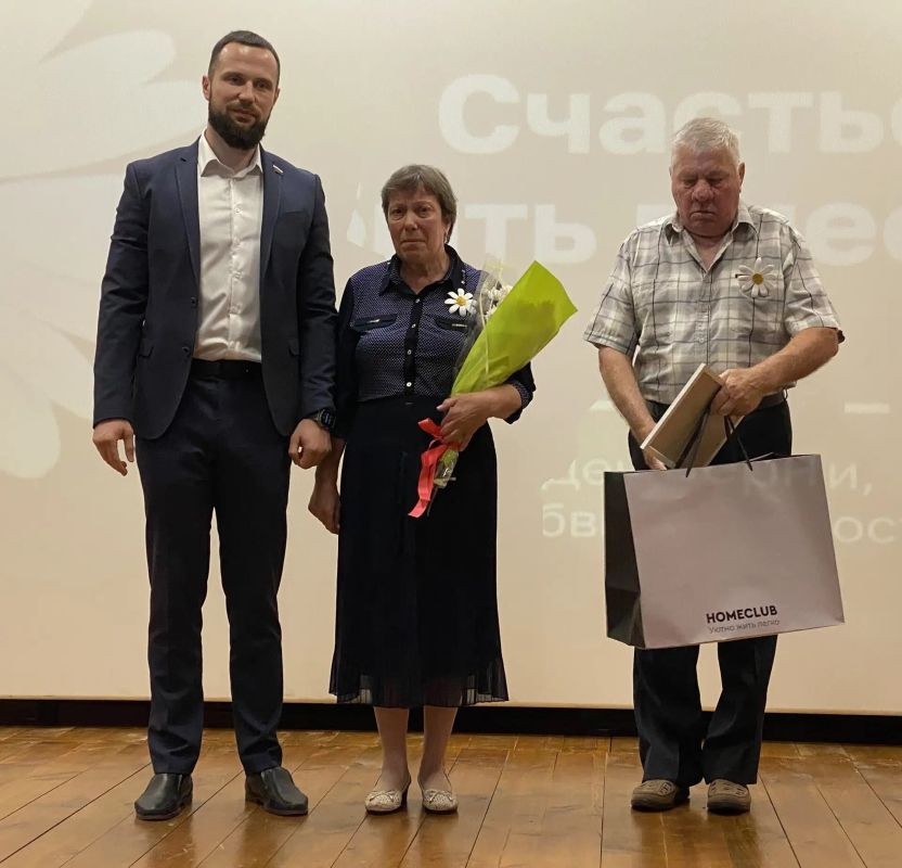 Сегодня на сцене ЦДК «Родина» состоялось торжественное мероприятие, посвященное празднованию Дня семьи, любви и верности Сегодня на сцене ЦДК «Родина» состоялось торжественное мероприятие, посвященное празднованию Дня семьи, любви и верности