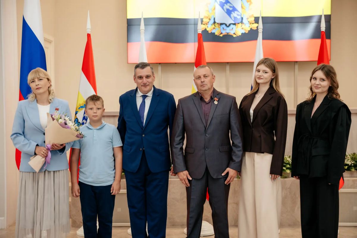 В Доме Советов прошла церемония награждения родителей нагрудным знаком «За заслуги в воспитании детей», почетным знаком «Материнская слава – Отцовская доблесть», медалью «Мать героя» и «Отец героя» В Доме Советов прошла церемония награждения родителей нагрудным знаком «За заслуги в воспитании детей», почетным знаком «Материнская слава – Отцовская доблесть», медалью «Мать героя» и «Отец героя»