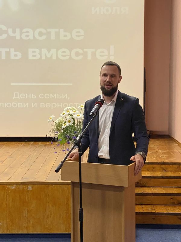 Сегодня на сцене ЦДК «Родина» состоялось торжественное мероприятие, посвященное празднованию Дня семьи, любви и верности Сегодня на сцене ЦДК «Родина» состоялось торжественное мероприятие, посвященное празднованию Дня семьи, любви и верности