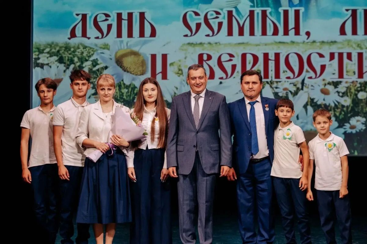 Вчера губернатор Курской области Александр Хинштейн наградил главу Кореневского района Владимира Жилинкова нагрудным знаком «За заслуги в воспитании детей»